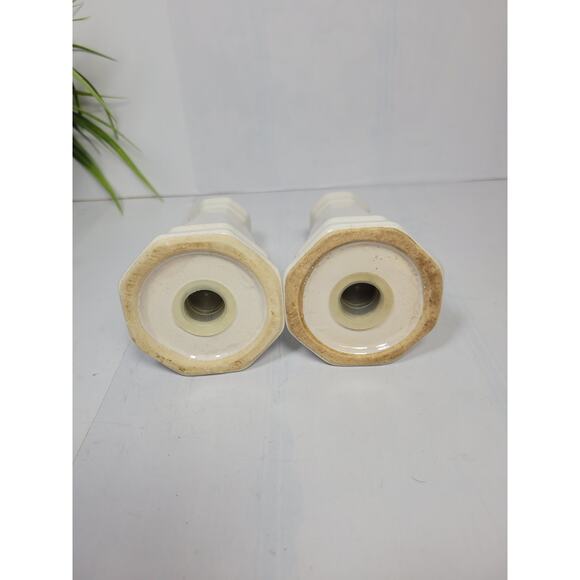 Vintage Pfaltzgraff Heritage White Salt and Pepper Shaker Set, Made in USA - Picture 4 of 5